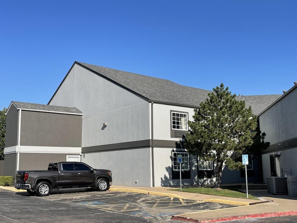Quality Suites I-44 Tulsa Exterior photo